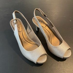 Life Stride shiny silver strap pump 8.5 M